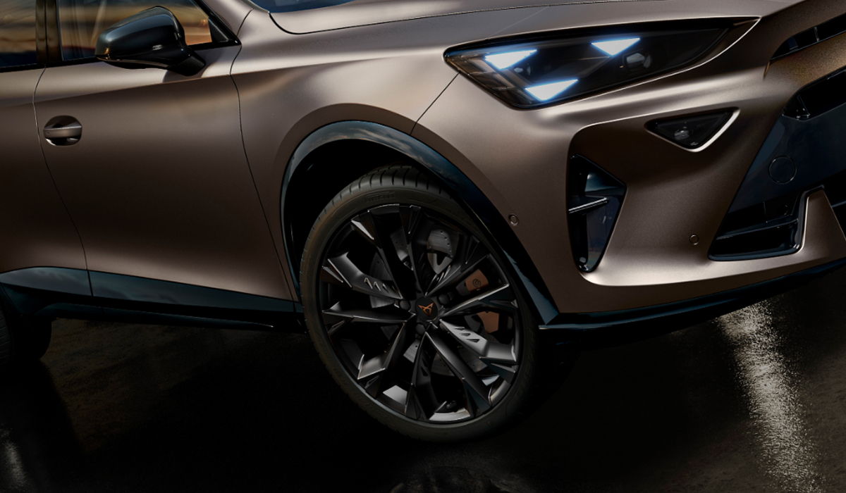 Detailaufnahme CUPRA Formentor VZ Black Edition  mit 19-Zoll-Leichtmetallrädern in Arctic Black Matt und Scheinwerfer in Nahaufnahme